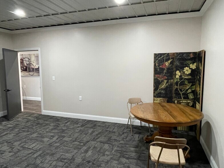 More Photos Of 1655 Plett Rd, Cadillac Office Residential For Lease