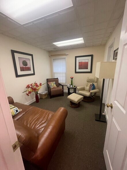 More Photos Of 33 Bedford St, Lexington Medical For Sale