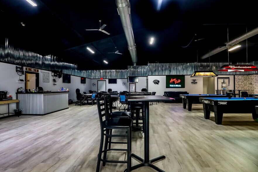 More Photos Of 2715 US Highway 69 N, Lufkin Bar For Sale