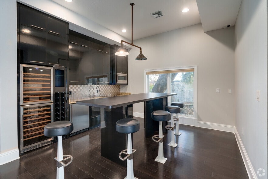 More Photos Of 2100 N Orange Ave, Orlando Medical For Sale