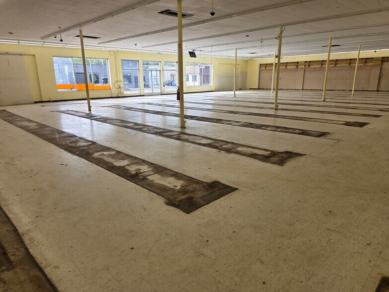 More Photos Of 2919 S Cedar St, Lansing General Retail For Sale