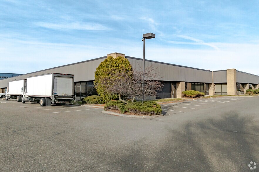 More Photos Of 555 Lordship Blvd, Stratford Showroom For Lease