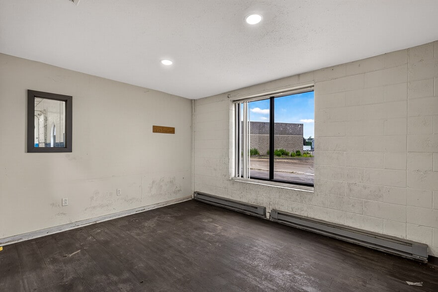 More Photos Of 34 Patria Rd, South Windsor Flex For Lease