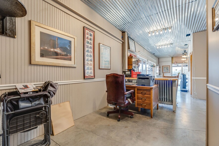 More Photos Of 710 Volunteer Pky, Bristol Storefront Retail Office For Sale