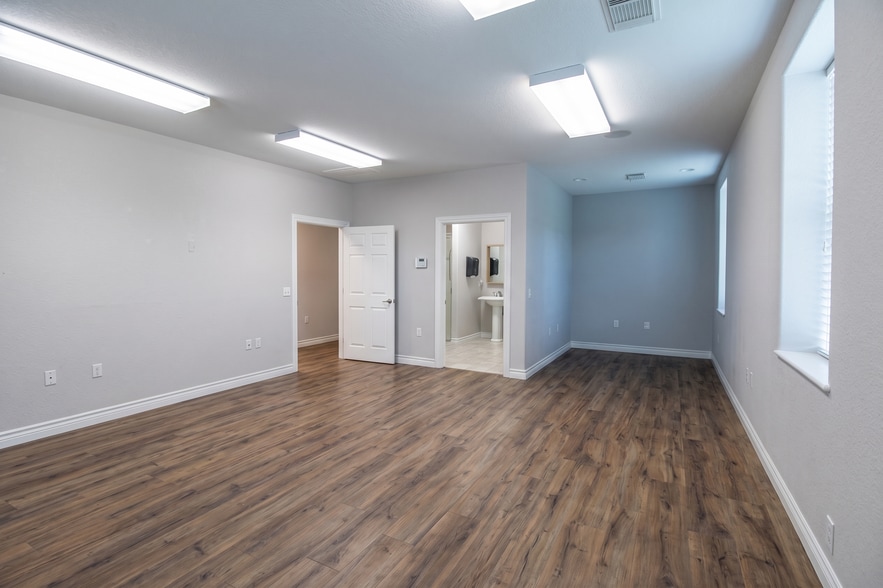 More Photos Of 404 Newport Blvd, League City Flex For Sale