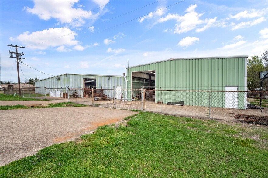 More Photos Of 613 2nd St, Kerens Light Manufacturing For Sale