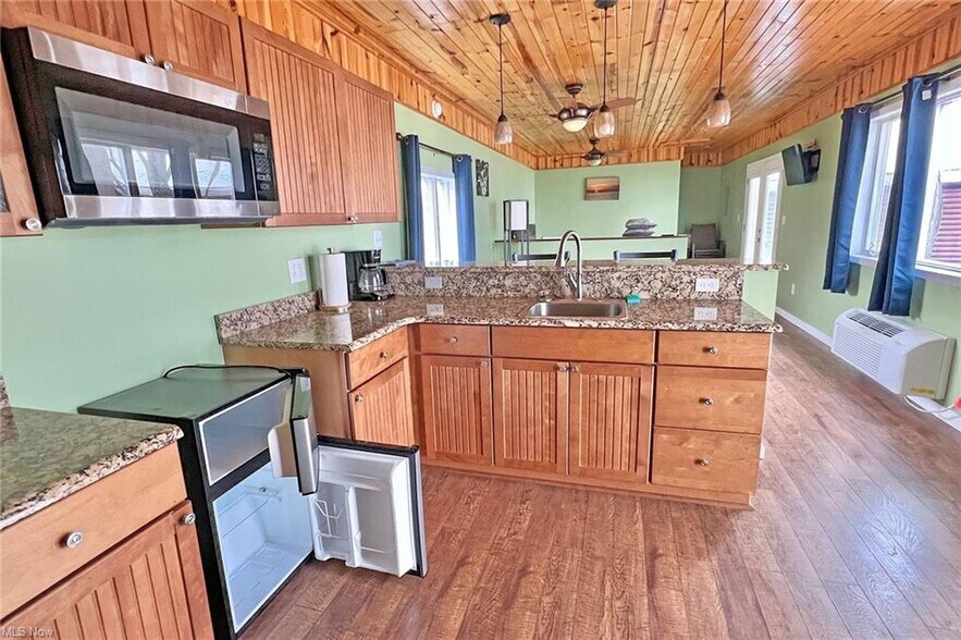 More Photos Of 504 W Lakeshore Dr, Kelleys Island Restaurant For Sale