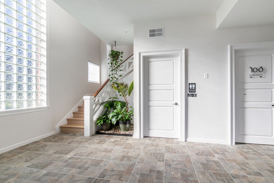 More Photos Of 1307 W Abram St, Arlington Office For Lease