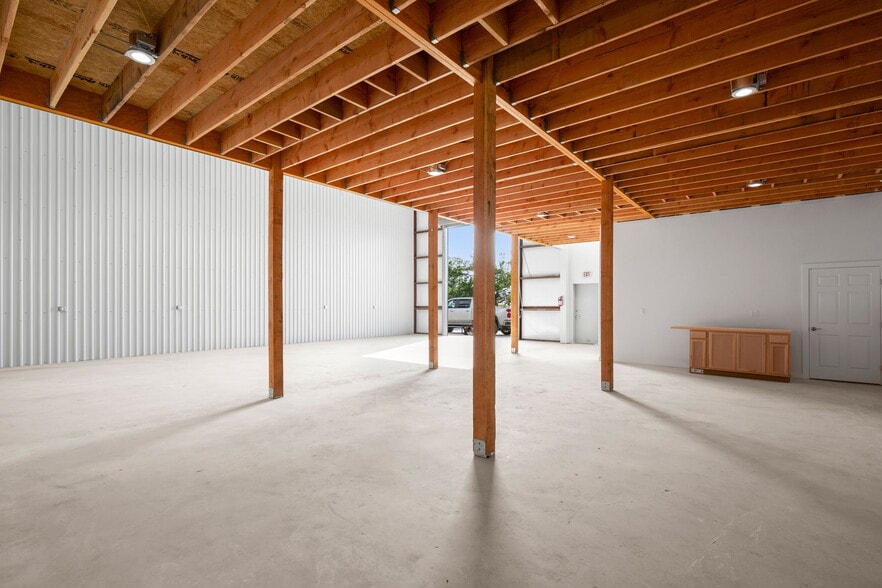 More Photos Of 10100 Darden Hill Rd, Austin Unknown For Lease