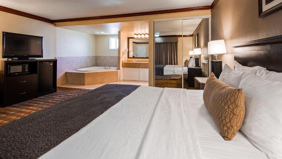More Photos Of 760 NW Garden Valley Blvd, Roseburg Hotel For Sale