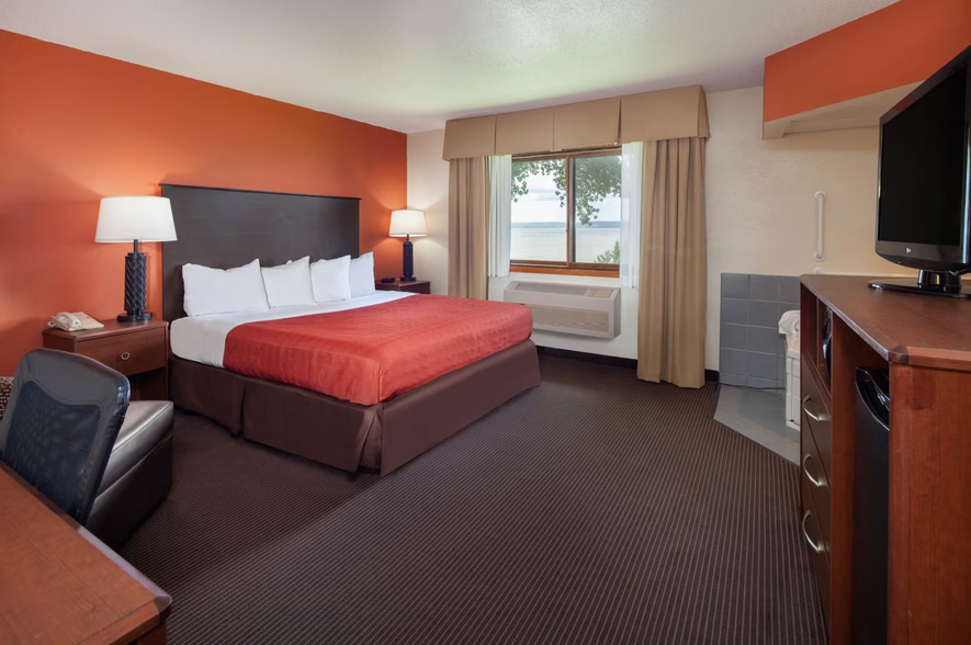 More Photos Of 3009 Lakeshore Dr E, Ashland Hotel For Sale