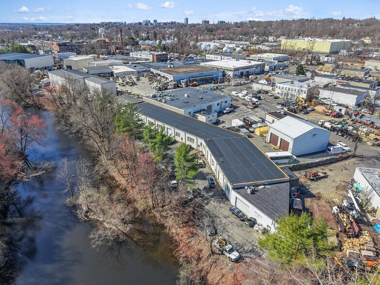 More Photos Of 55 Poplar St, Stamford Light Distribution For Sale