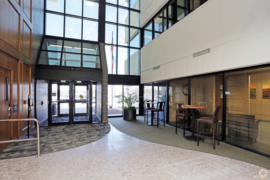 More Photos Of 1415 28th St, West Des Moines Office For Lease