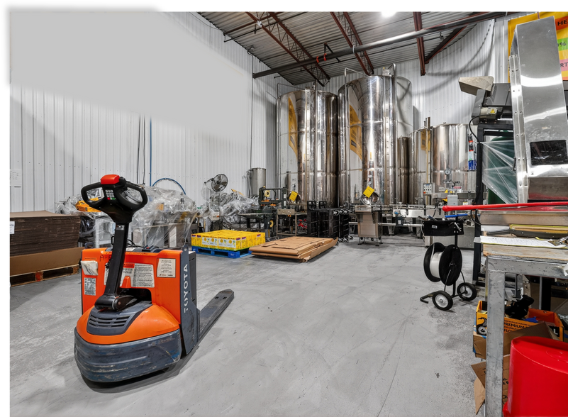 More Photos Of 7524-7550 Ch De La Côte-de-Liesse, Montréal Distribution For Sale