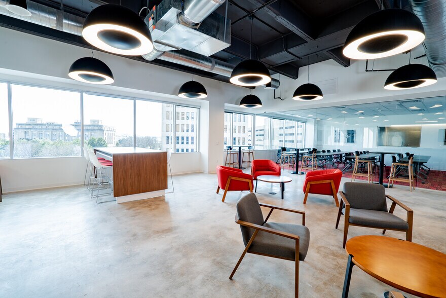 More Photos Of 600 W 6th St, Fort Worth Coworking Space