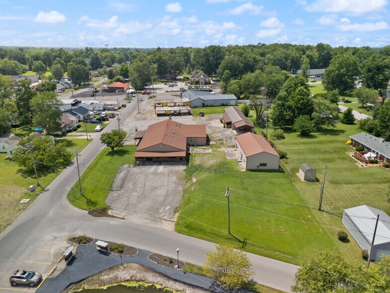 More Photos Of 756 Lakeshore Dr, Scottsburg Flex For Sale