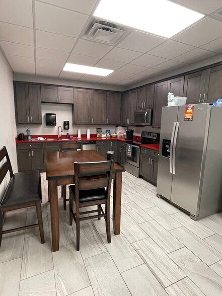 More Photos Of 278 Semoran Commerce Pl, Apopka Warehouse For Lease