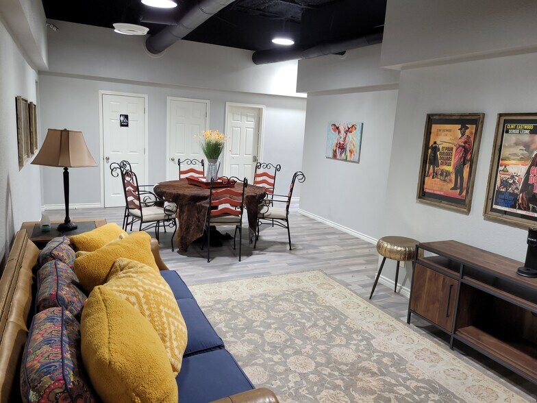 More Photos Of 4001 W Oak St, Palestine Self Storage For Lease