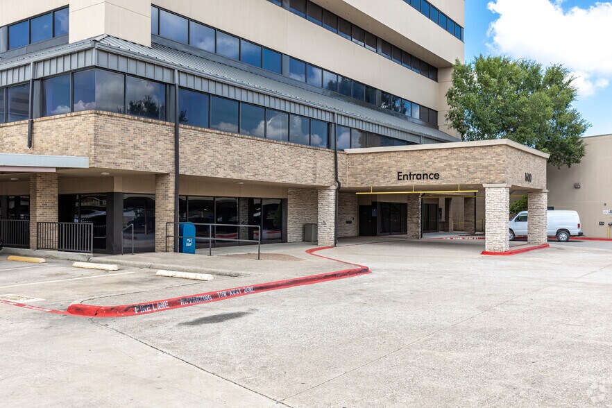 More Photos Of 1600 W College St, Grapevine Medical For Lease
