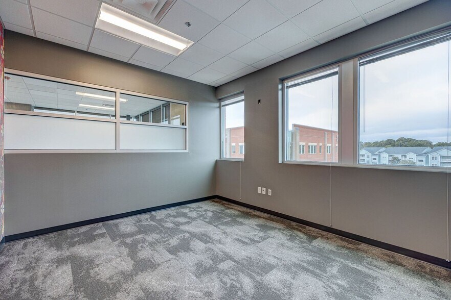 More Photos Of 6740 Rock Spring Rd, Wilmington Office For Lease