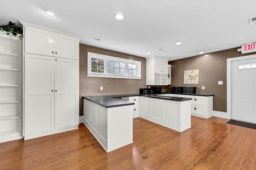 More Photos Of 451 Rossview Rd, Clarksville Office For Sale