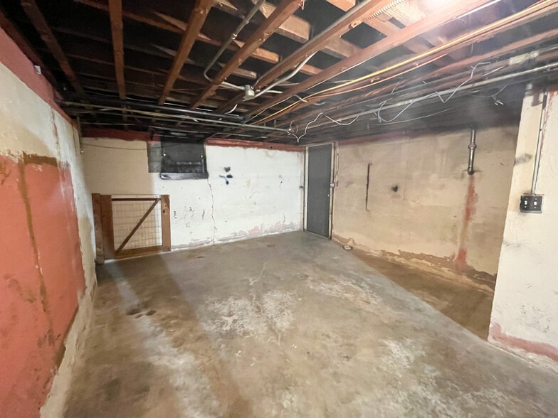More Photos Of 715 S Glenstone Ave, Springfield Auto Dealership For Lease