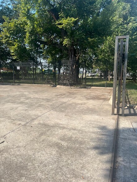 More Photos Of 4613 E R L Thornton Fwy, Dallas Office For Lease