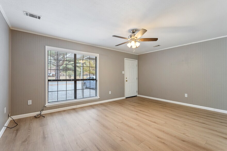 More Photos Of 16 Linder Rd, Greenbrier Apartments For Sale