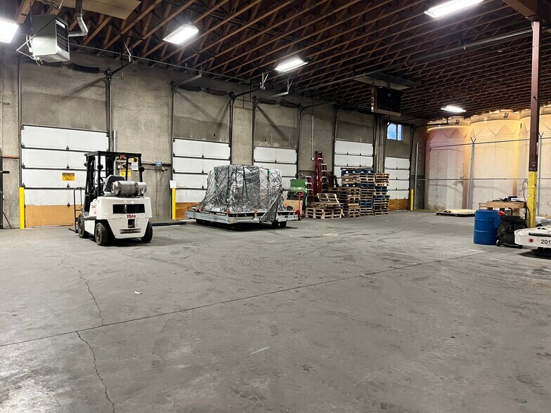 More Photos Of 4025 W 50th Ave, Anchorage Warehouse For Sale