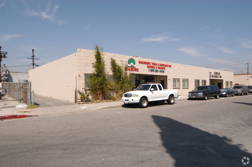 More Photos Of 13419-13429 Wyandotte St, North Hollywood Warehouse For Lease