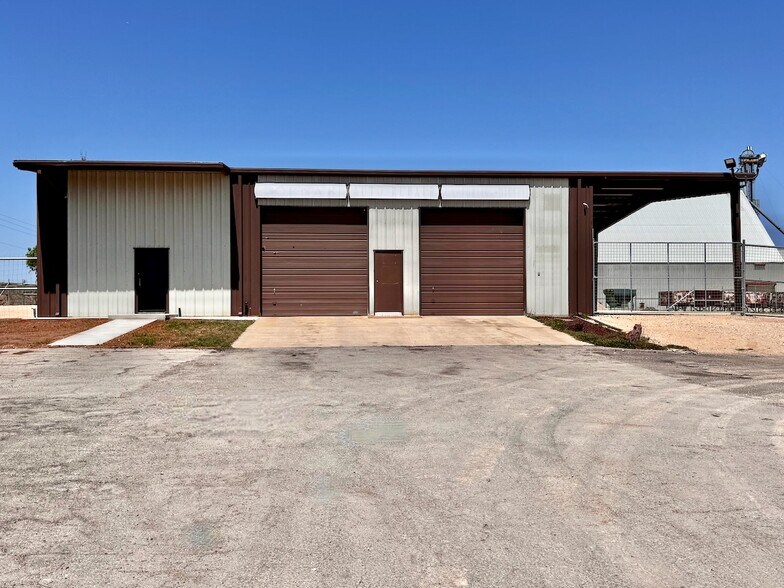 Primary Photo Of 1501 Lillian Ave, Jourdanton Flex For Lease