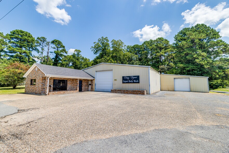 More Photos Of 805 Elm St, Bastrop Distribution For Sale