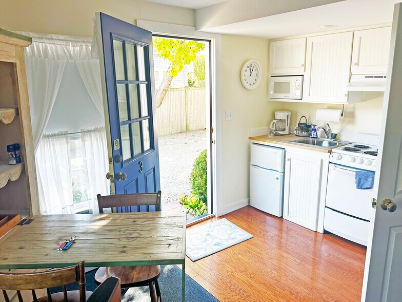 More Photos Of 25 Simpsons Ln, Edgartown Hotel For Sale