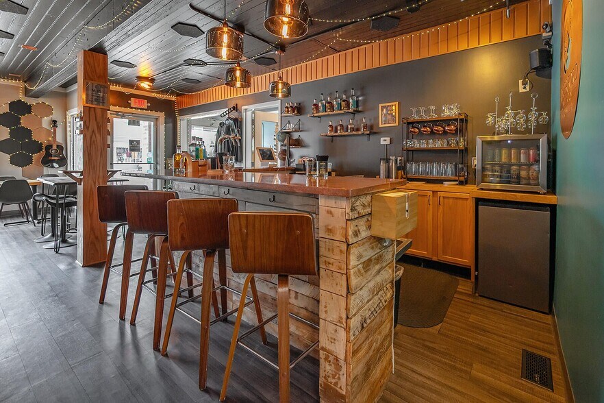 More Photos Of 228 E Main St, Waterford Bar For Sale