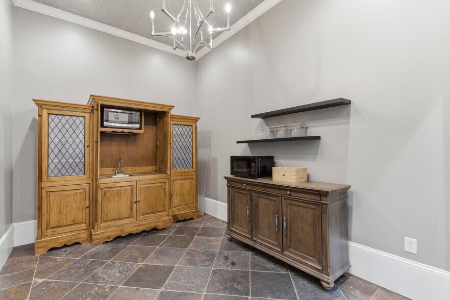 More Photos Of 1531 E Bradford Pky, Springfield Medical For Sale