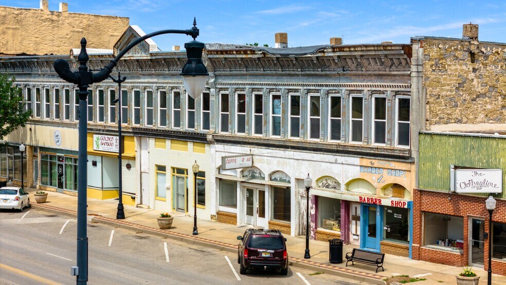 More Photos Of 318 S Summit St, Arkansas City Storefront Retail Office For Sale