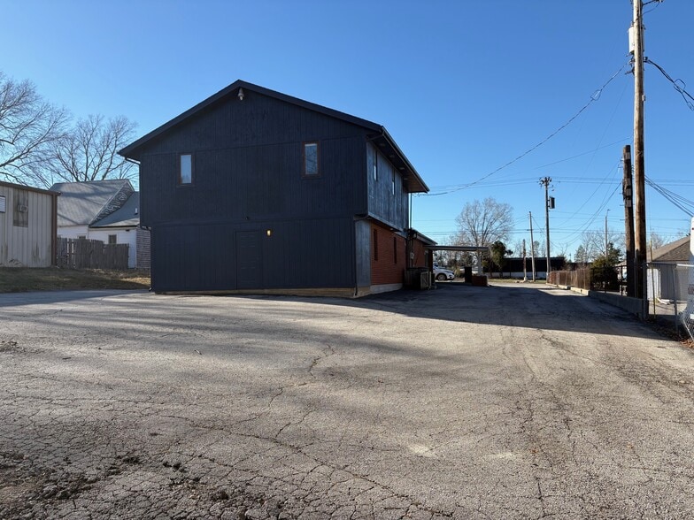 More Photos Of 11305 Hickman Mills Dr, Kansas City Office For Sale