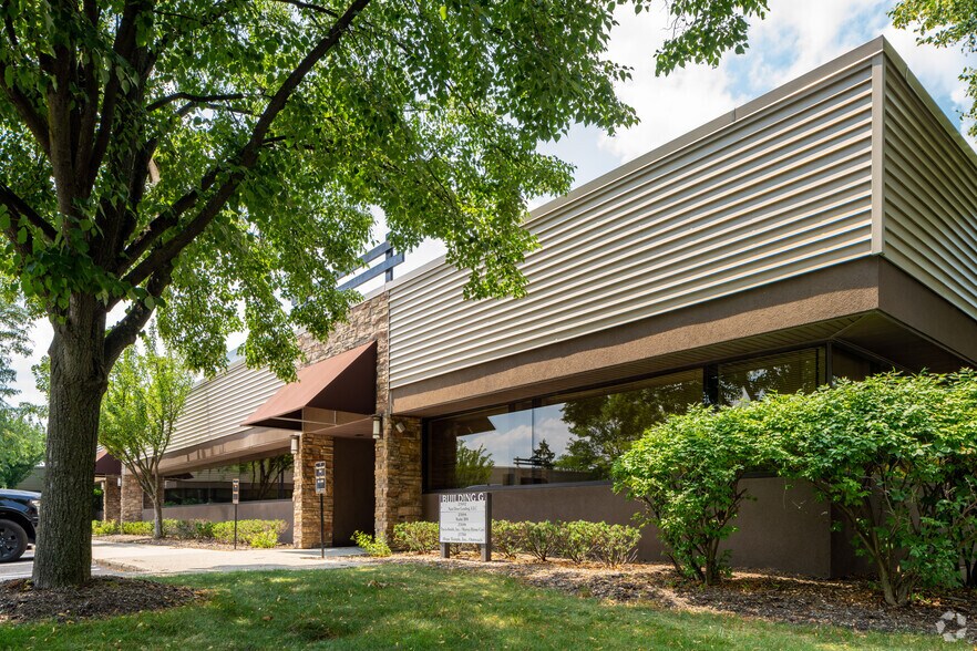 More Photos Of 27650-27652 Franklin Rd, Southfield Unknown For Lease