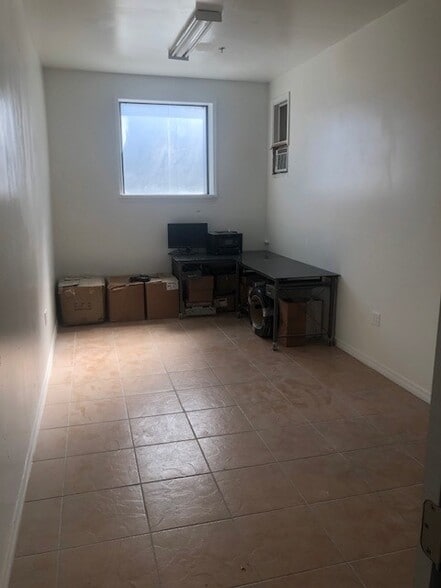 More Photos Of 680 Edgewood Ave N, Jacksonville Warehouse For Lease