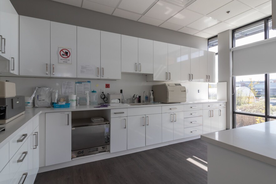 More Photos Of 30475 Cardinal Ave, Abbotsford Office For Sale