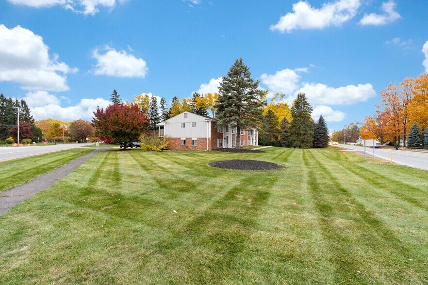 More Photos Of 1630 N Pontiac Trl, Walled Lake Apartments For Sale