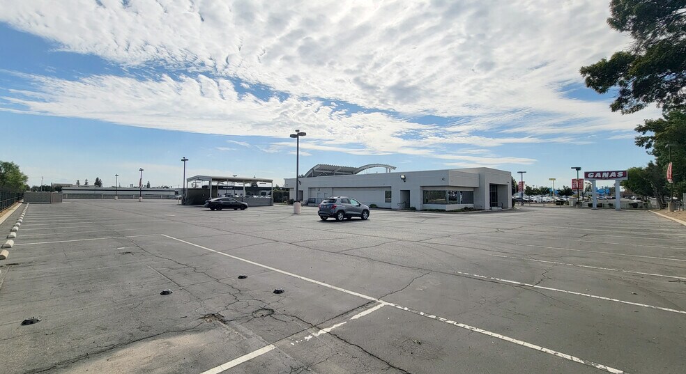 More Photos Of 145 E Auto Center Dr, Fresno Auto Dealership For Lease