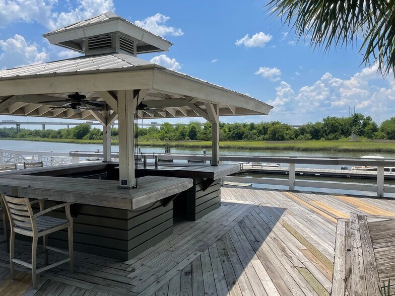 More Photos Of 670 Marina Dr, Charleston Office For Lease