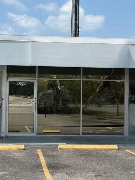 More Photos Of 4330 101st St W, Bradenton General Retail For Lease