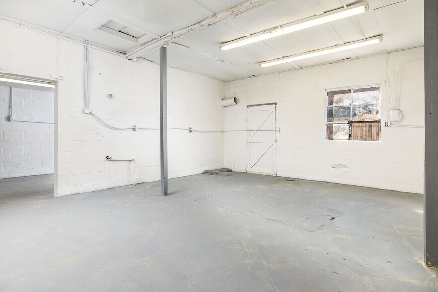 More Photos Of 2336 Old Knoxville Pike, Maryville Light Manufacturing For Sale