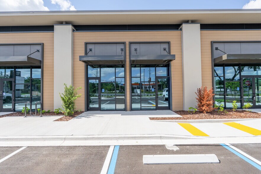 More Photos Of 8730 Baymeadows Rd, Jacksonville Storefront For Lease