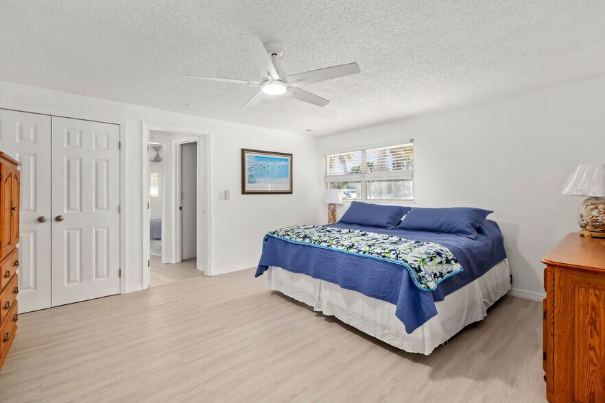 More Photos Of 9022 Midnight Pass Rd, Sarasota Apartments For Sale