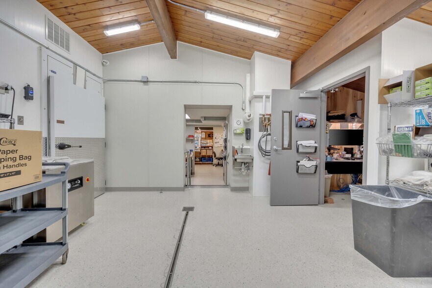 More Photos Of 67 Park Ave, Wind Gap Freestanding For Lease