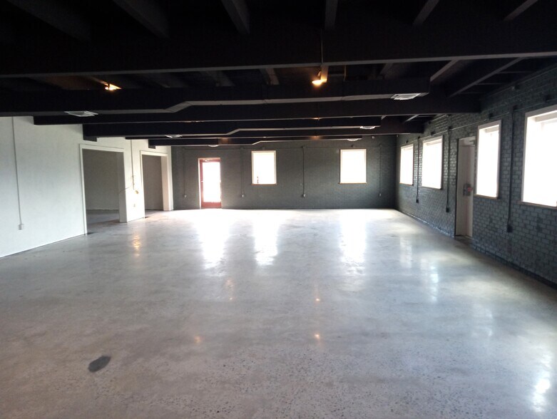 More Photos Of 10201 Abercorn St, Savannah Bar For Lease