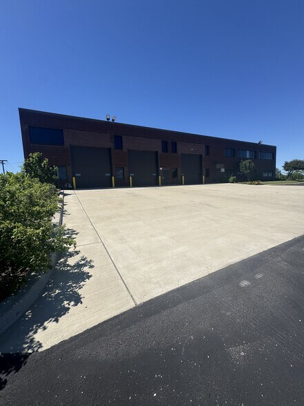 More Photos Of 621 Busse Rd, Bensenville Warehouse For Lease